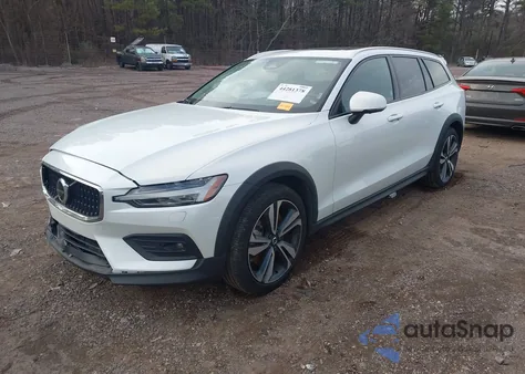 2025 Volvo V60 Cross Country Plus, B5 Awd Gas (Mild Hybrid) from USA, damaged, VIN YV4L12WK7S2146835